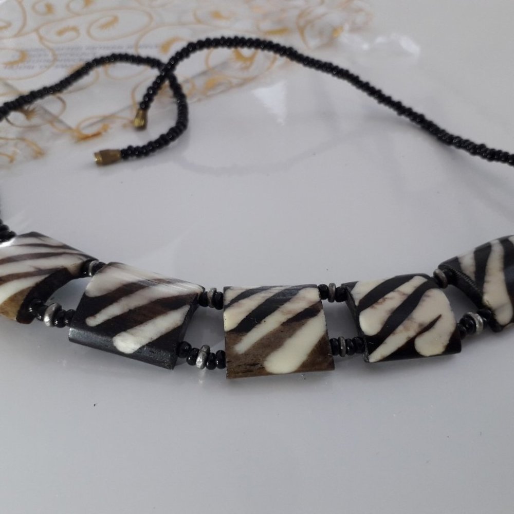 NWOT - TRIBAL JEWELRY ZEBRA DESIGN NECKLACE WITH BARREL CLASP